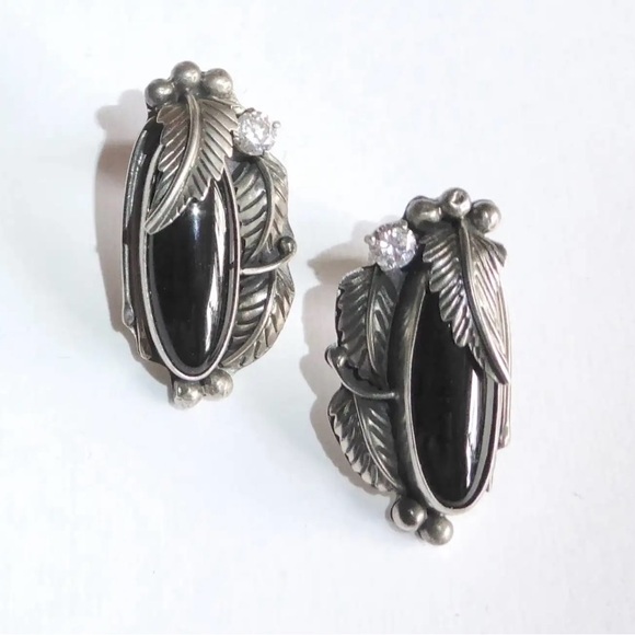 Navajo Elegant sterling onyx Leaf Earrings - Picture 2 of 3